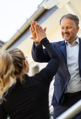 Zwei Menschen geben sich ein High Five